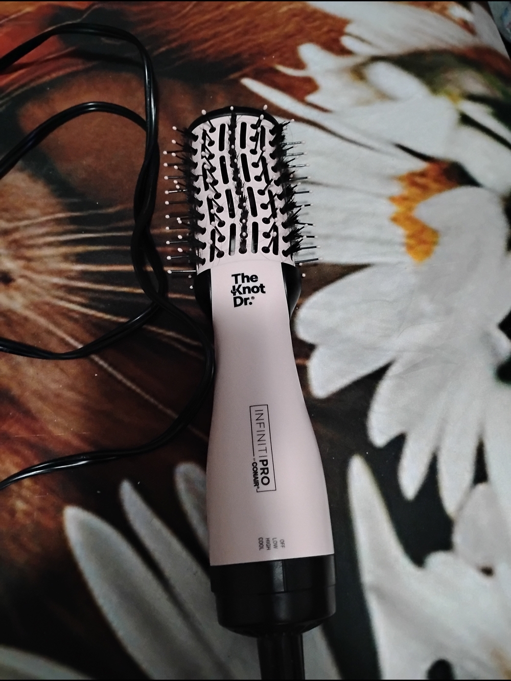 The Knot Dr. Infiniti Pro Round Hot Air Brush - White